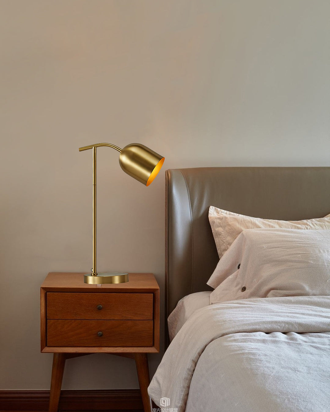 BrassGlow – Timeless Brass Table Lamp with Functional Design 5