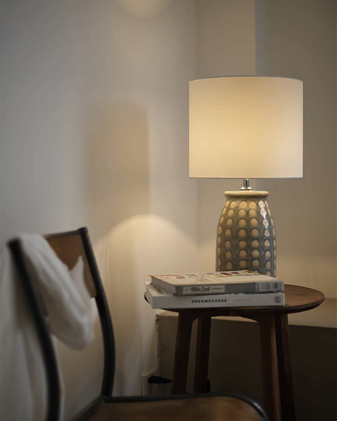 CeramLuxe – Classic Table Lamp with Artistic Touch 3