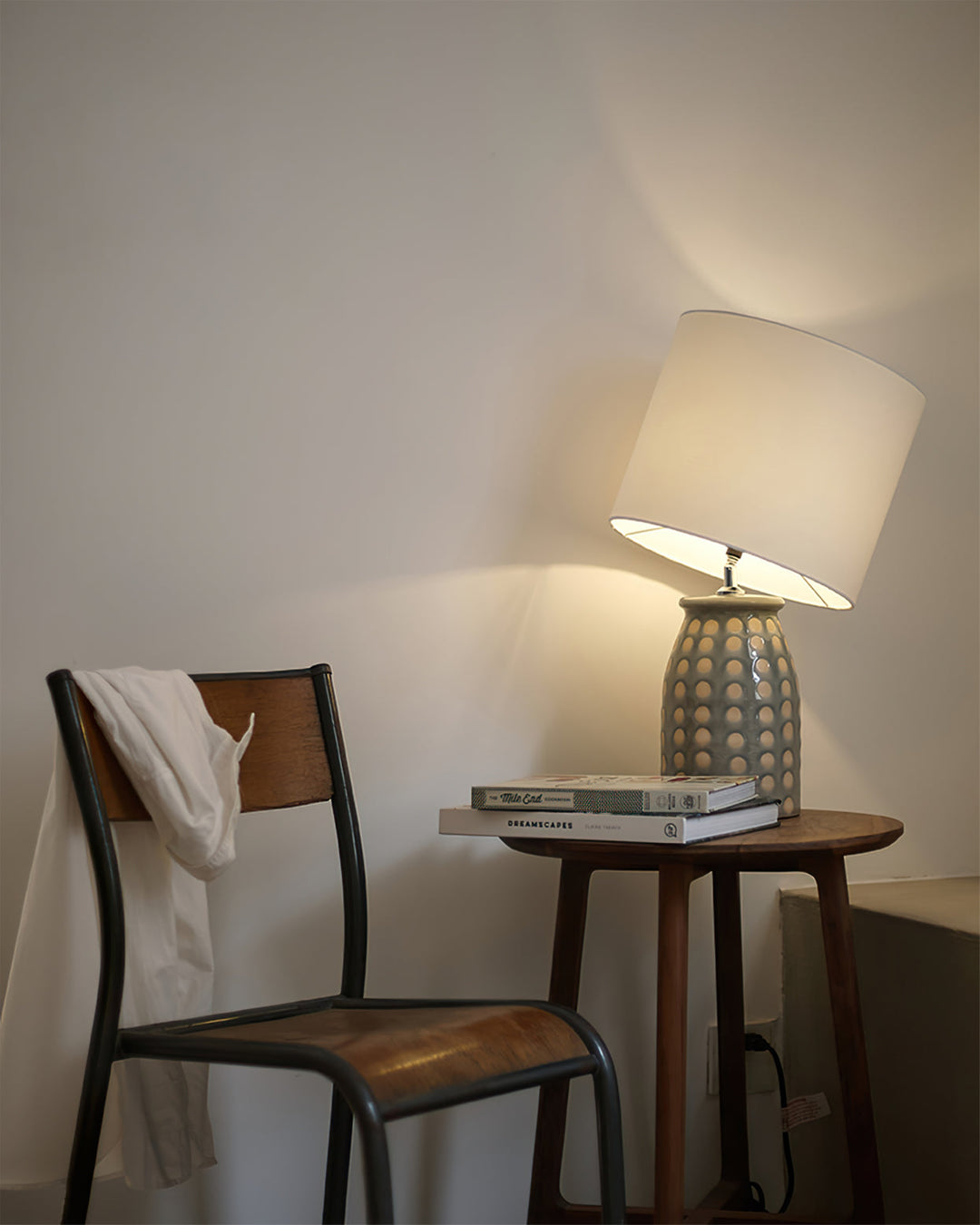 CeramLuxe – Classic Table Lamp with Artistic Touch 4