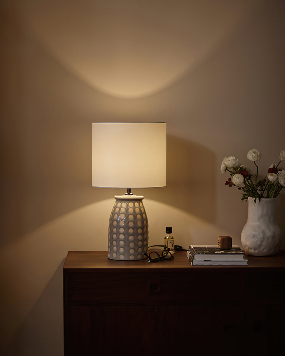 CeramLuxe – Classic Table Lamp with Artistic Touch 6
