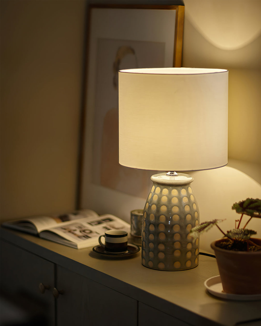 CeramLuxe – Classic Table Lamp with Artistic Touch 7