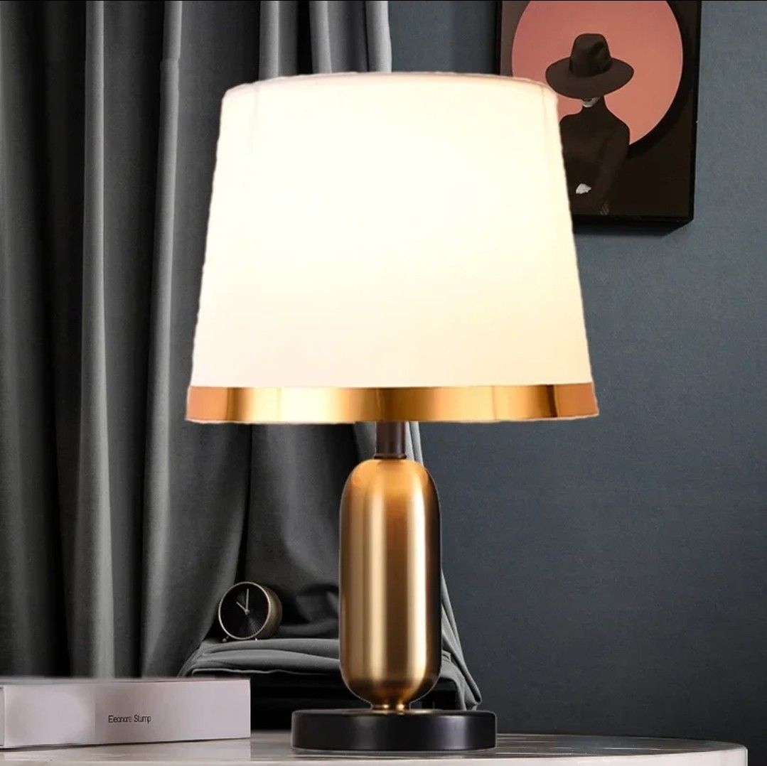 EclipseGlow – Sleek Bedside Lamp in Gold and Matte Black 8