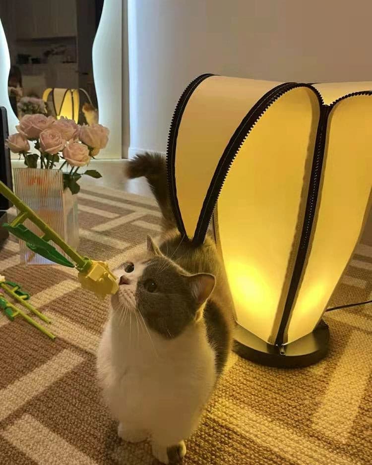 GlowBanana - Table Lamp with Joyful Banana Shape and Soft Radiance 2