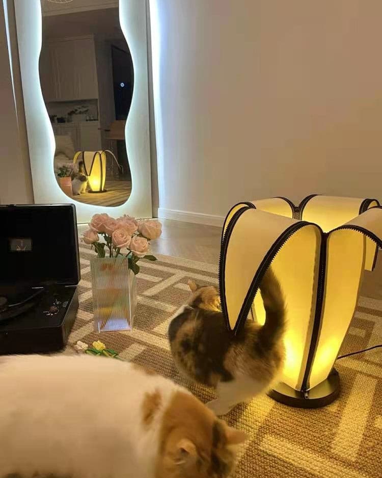 GlowBanana - Table Lamp with Joyful Banana Shape and Soft Radiance 3