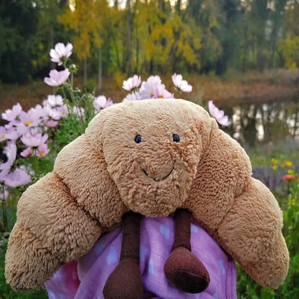 Knuffel Kussen Croissant Zacht Pluche 33 cm Lichtbruin met Lachend Gezichtje 3