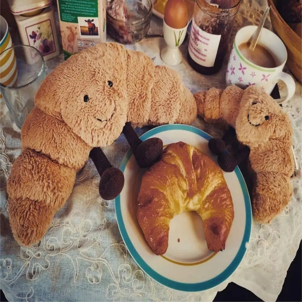 Knuffel Kussen Croissant Zacht Pluche 33 cm Lichtbruin met Lachend Gezichtje 6