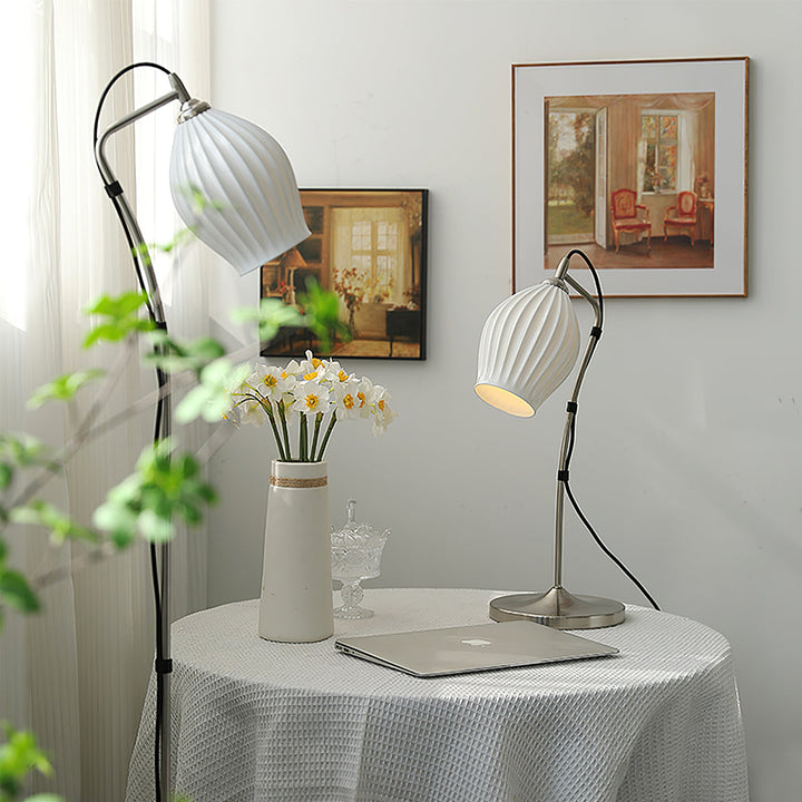 LumeCurve – Elegant Ceramic Table Lamp with Ribbed Texture 8