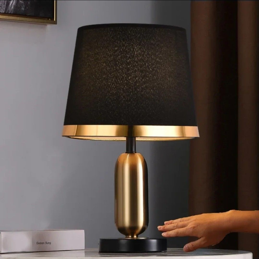 NoirBeam – Sleek Table Lamp in Gold and Black for Subtle Lighting 0