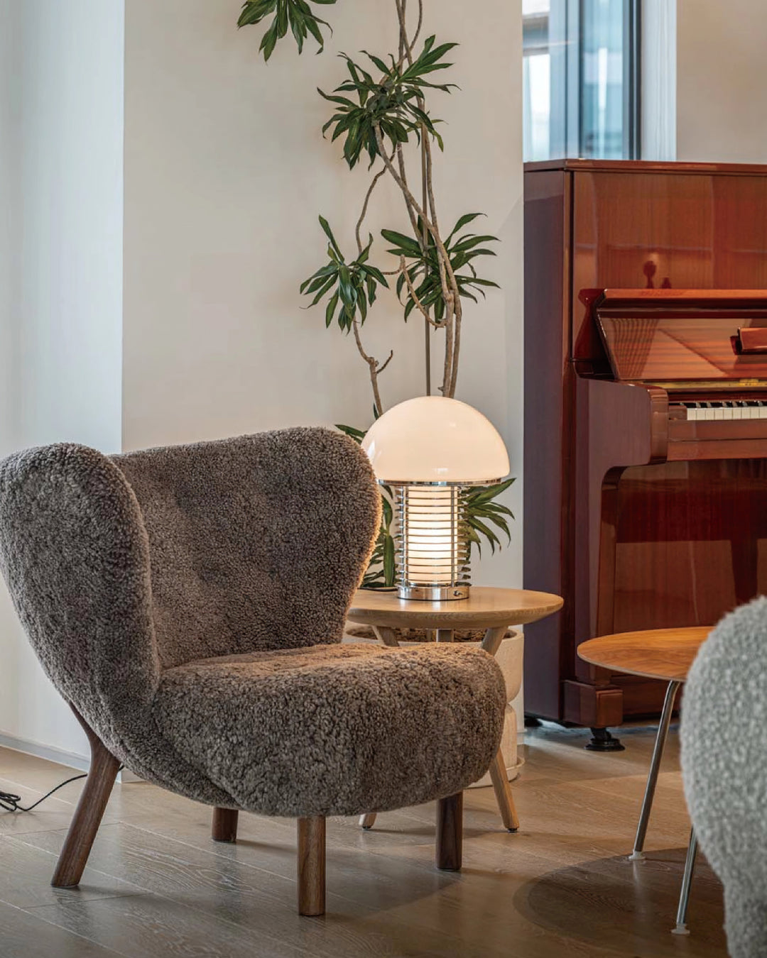 SubtleGlow - Modern Table Lamp with Soft Lighting and Refined Finish 5